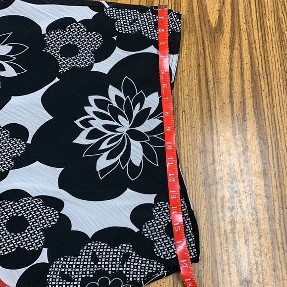 Long modest Lane Bryant black and white flower skirt - Picture 4 of 6